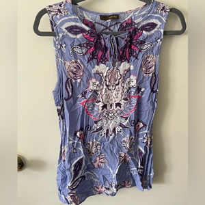 Sleeveless‎ blouse